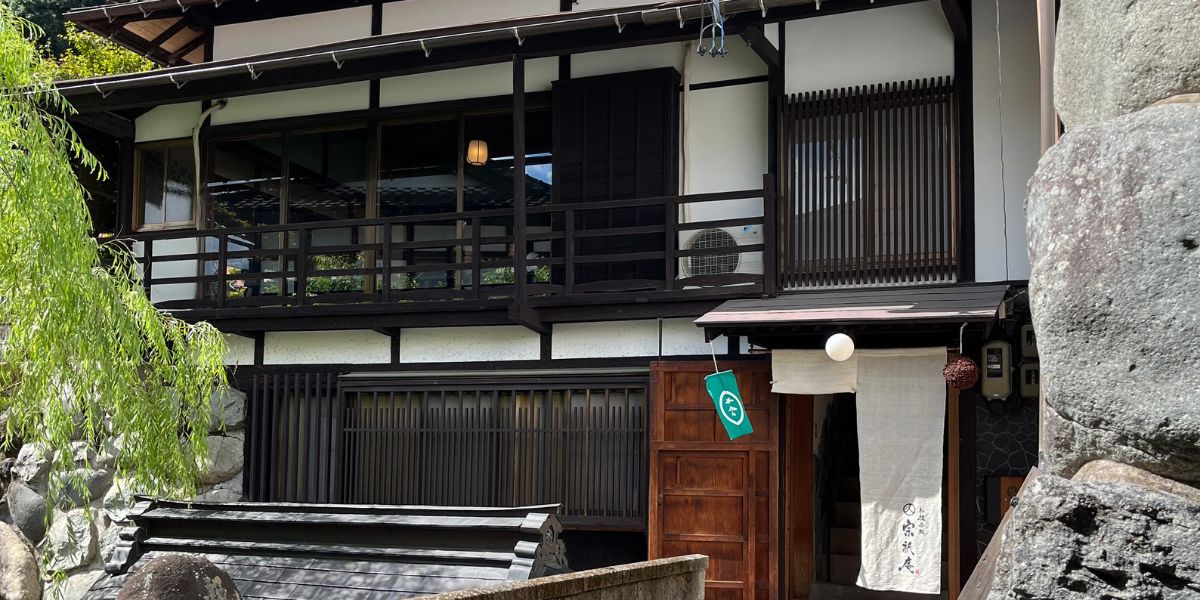 宗祇水のすぐ奥にある和カフェ